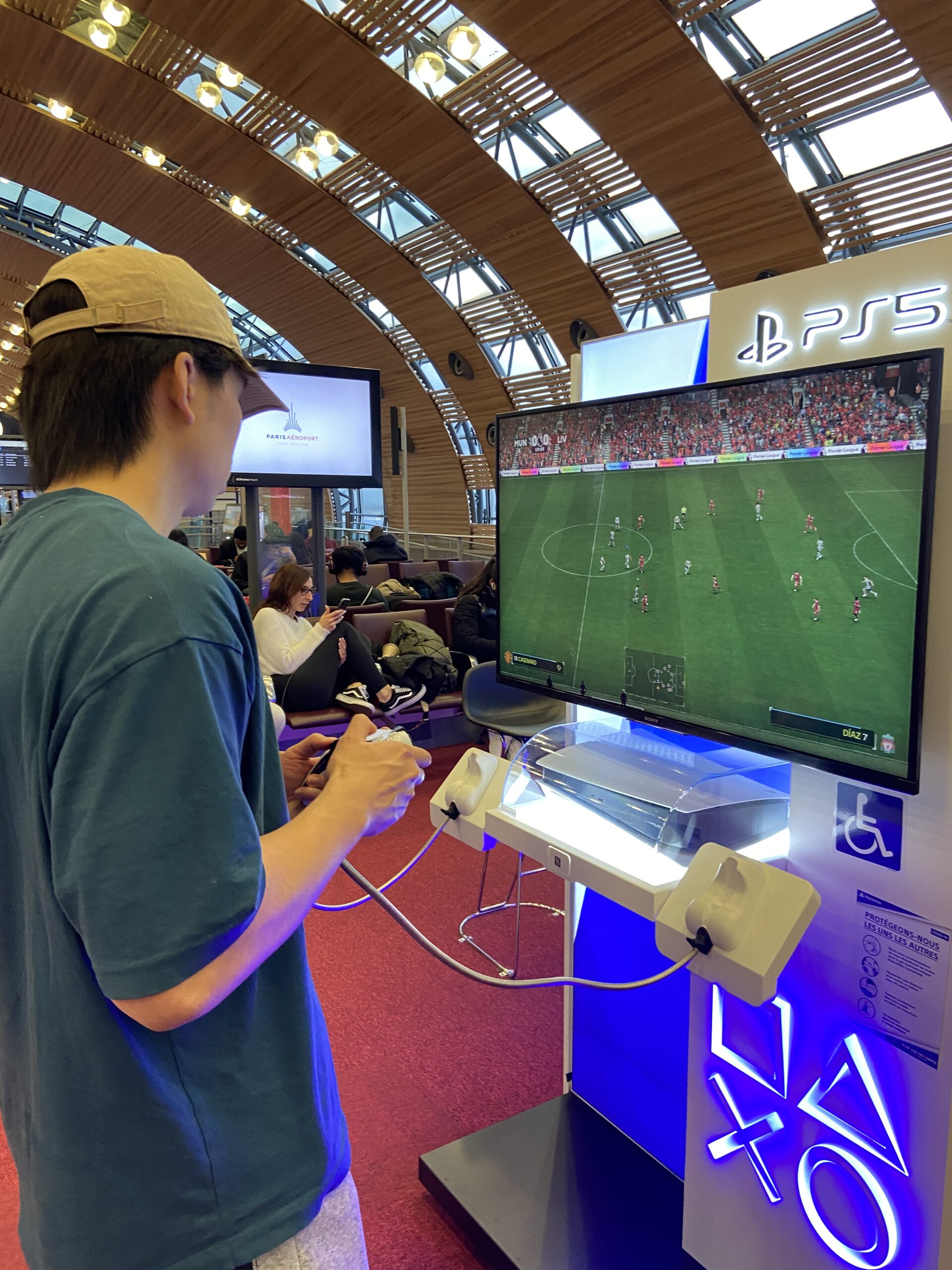 CDG Airport: ps4 in waiting room