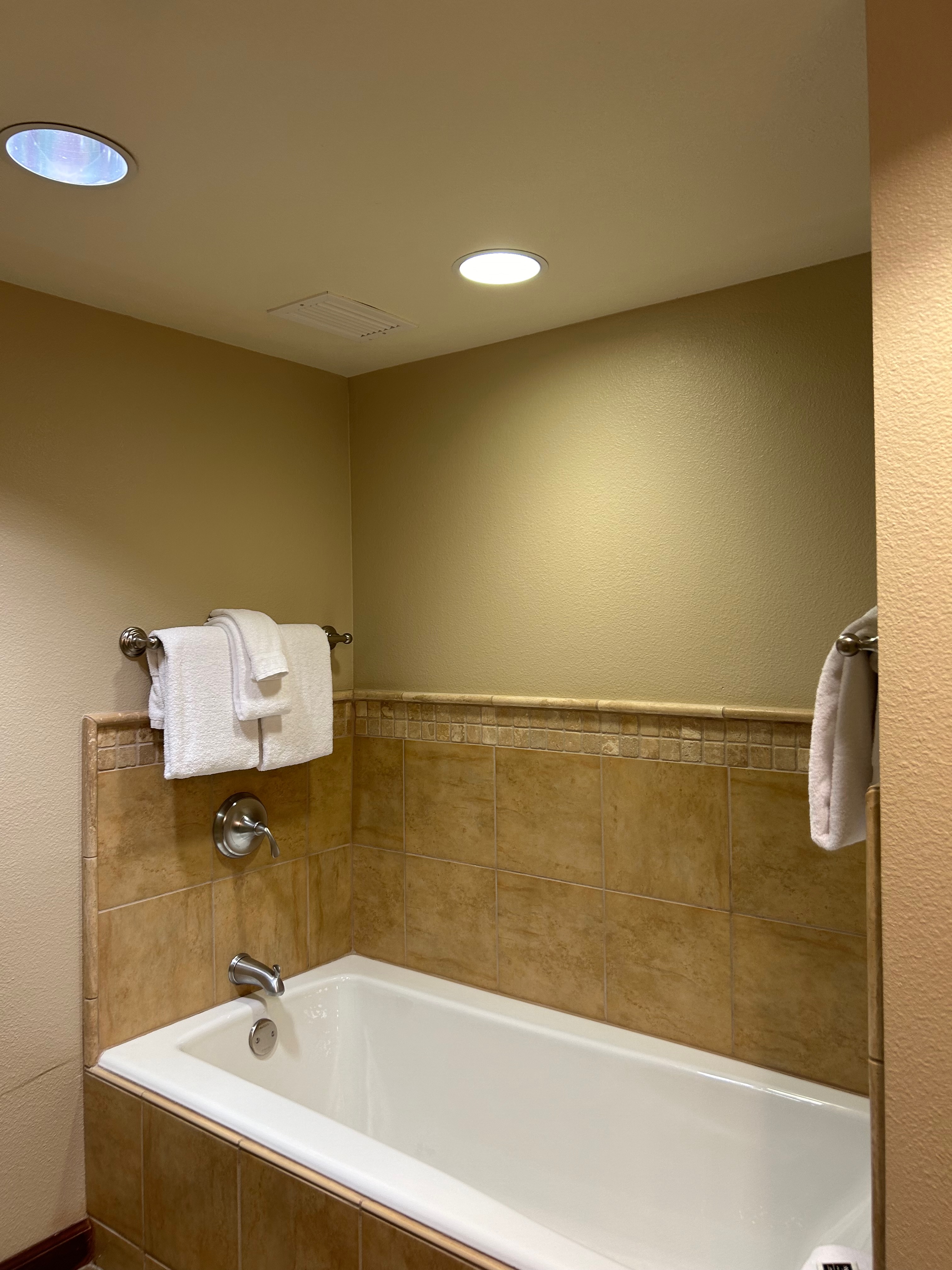 Bathroom tub