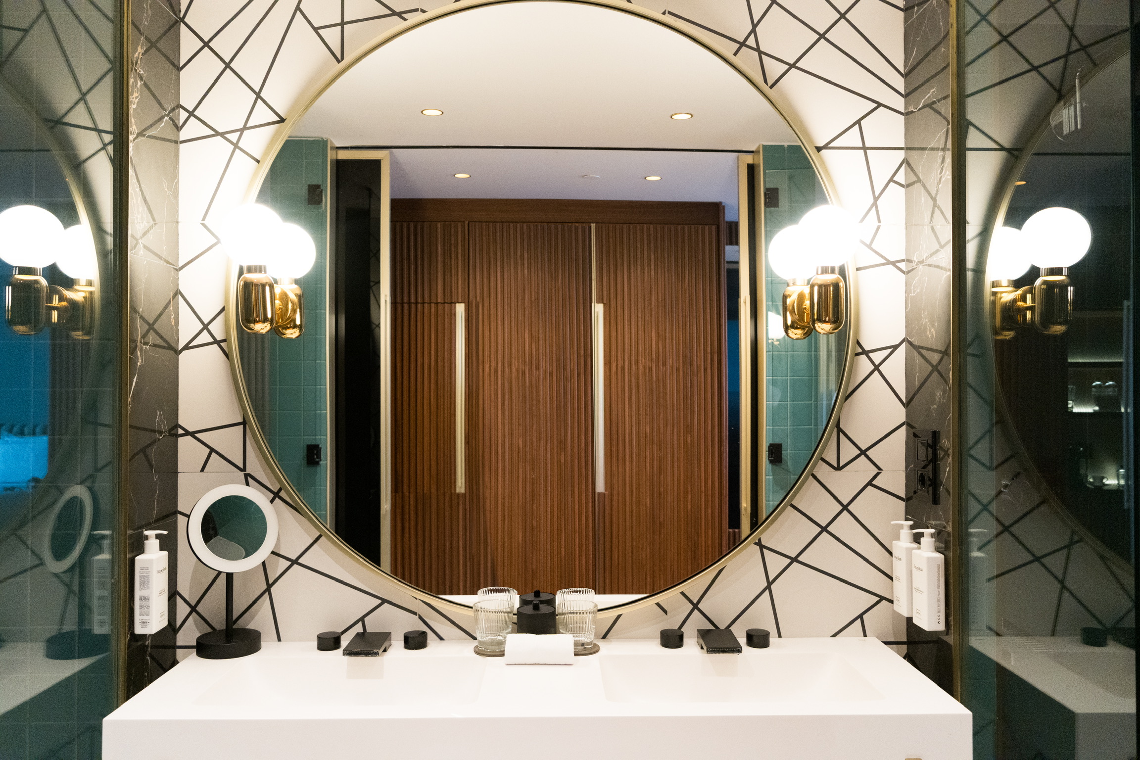 2 Twin Premium Room's Double Vanity Bathroom