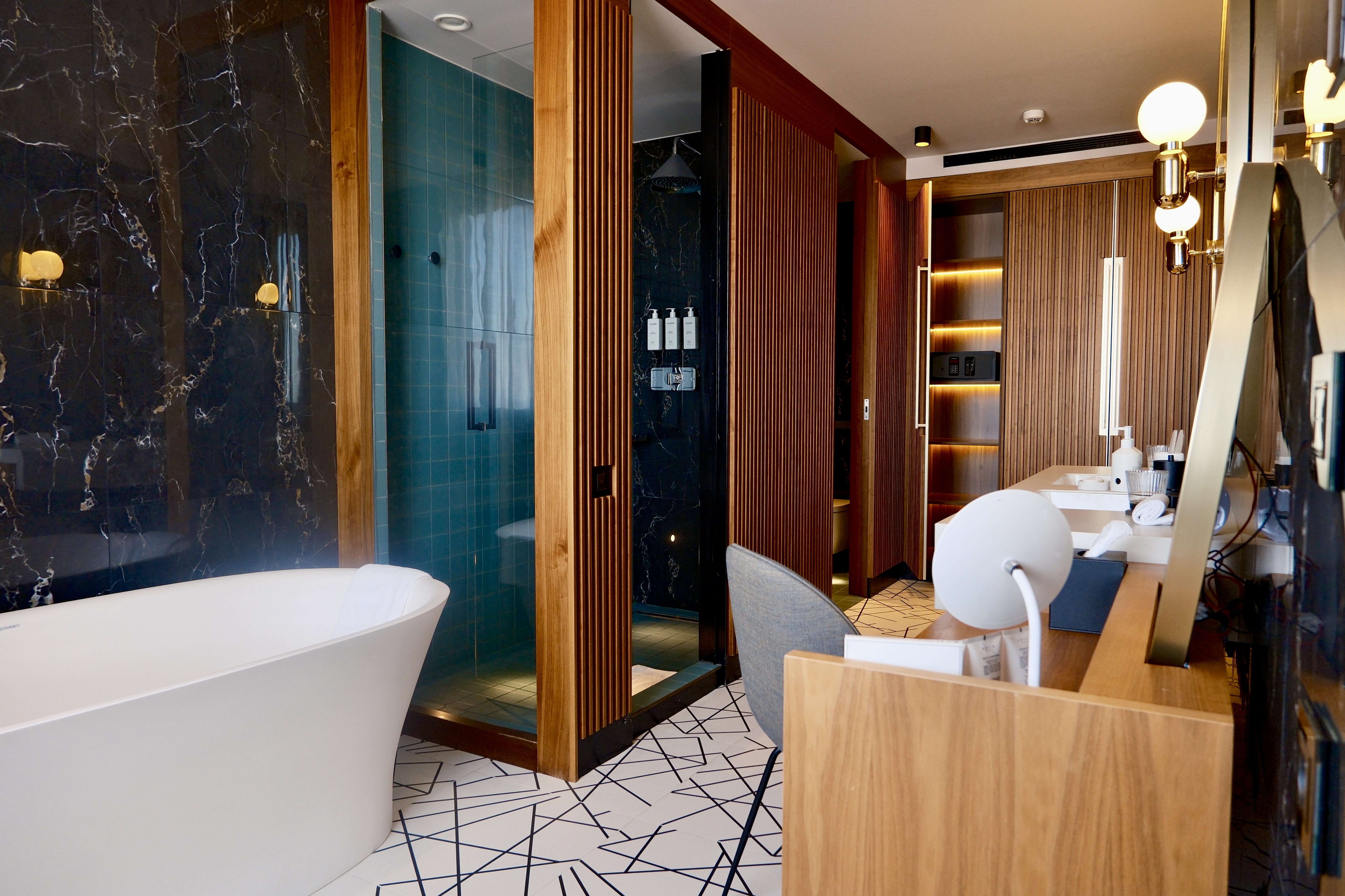 Bathroom w/ a tub