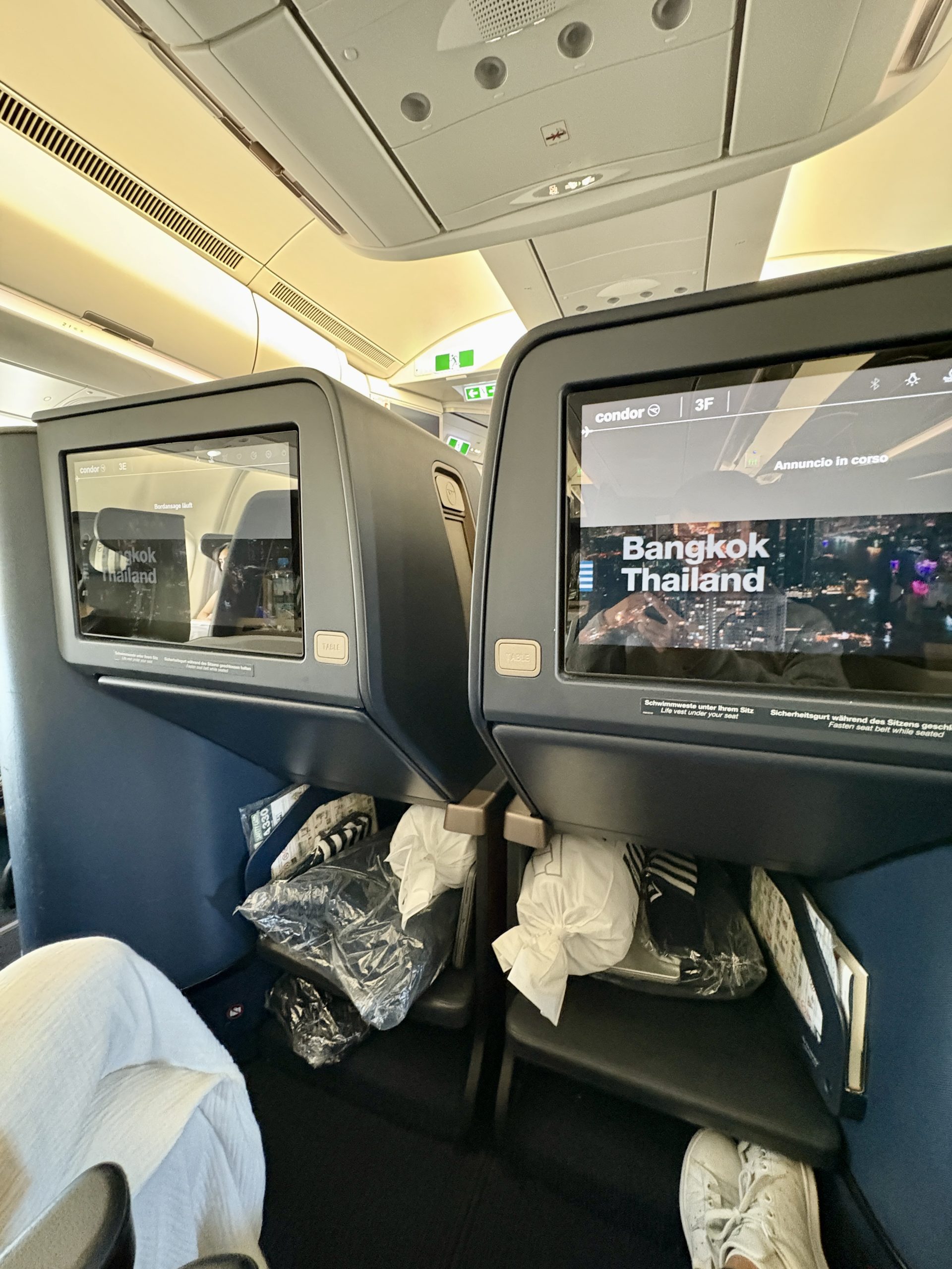 Spacious legroom between 3F & 3F