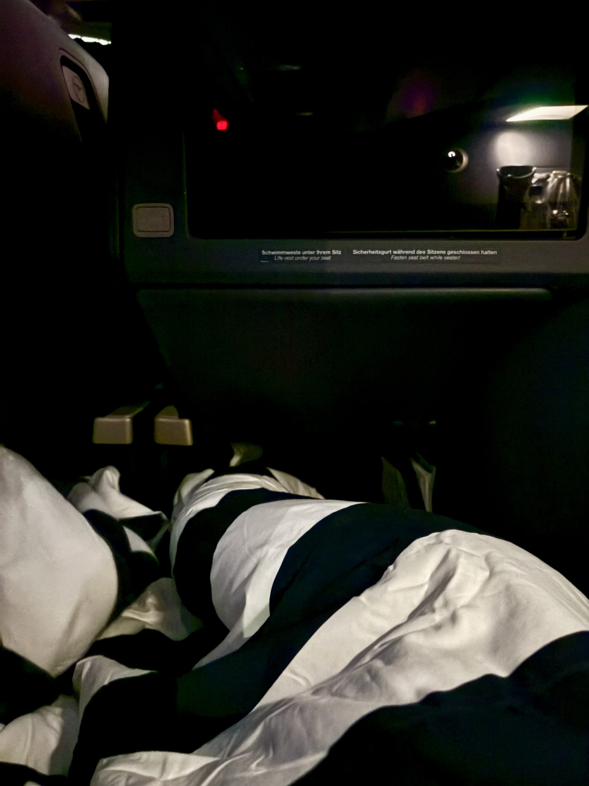 Comfortable fully lay flat bed