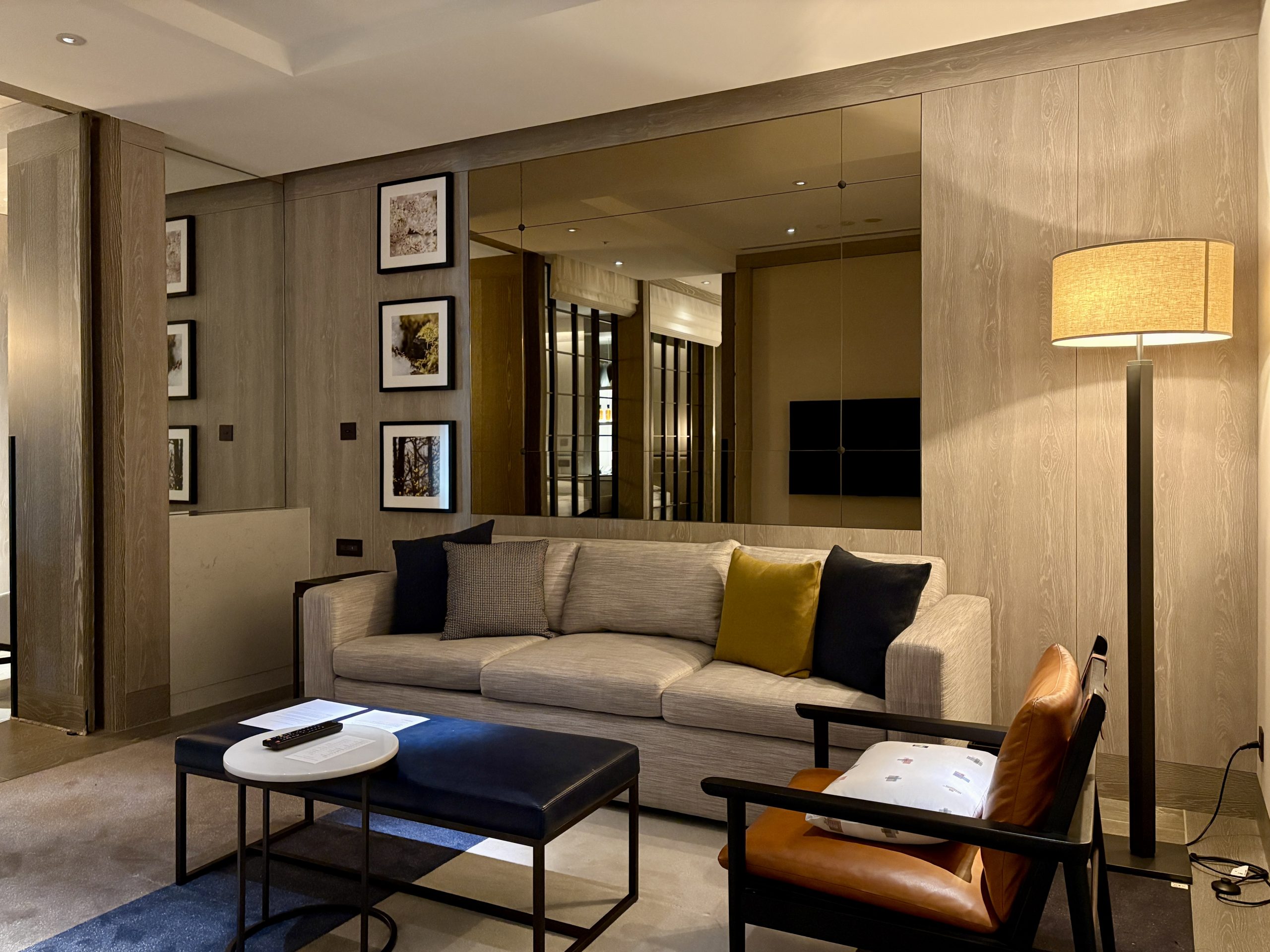 Spacious and comfortable living room that can turn into a secondary bedroom
