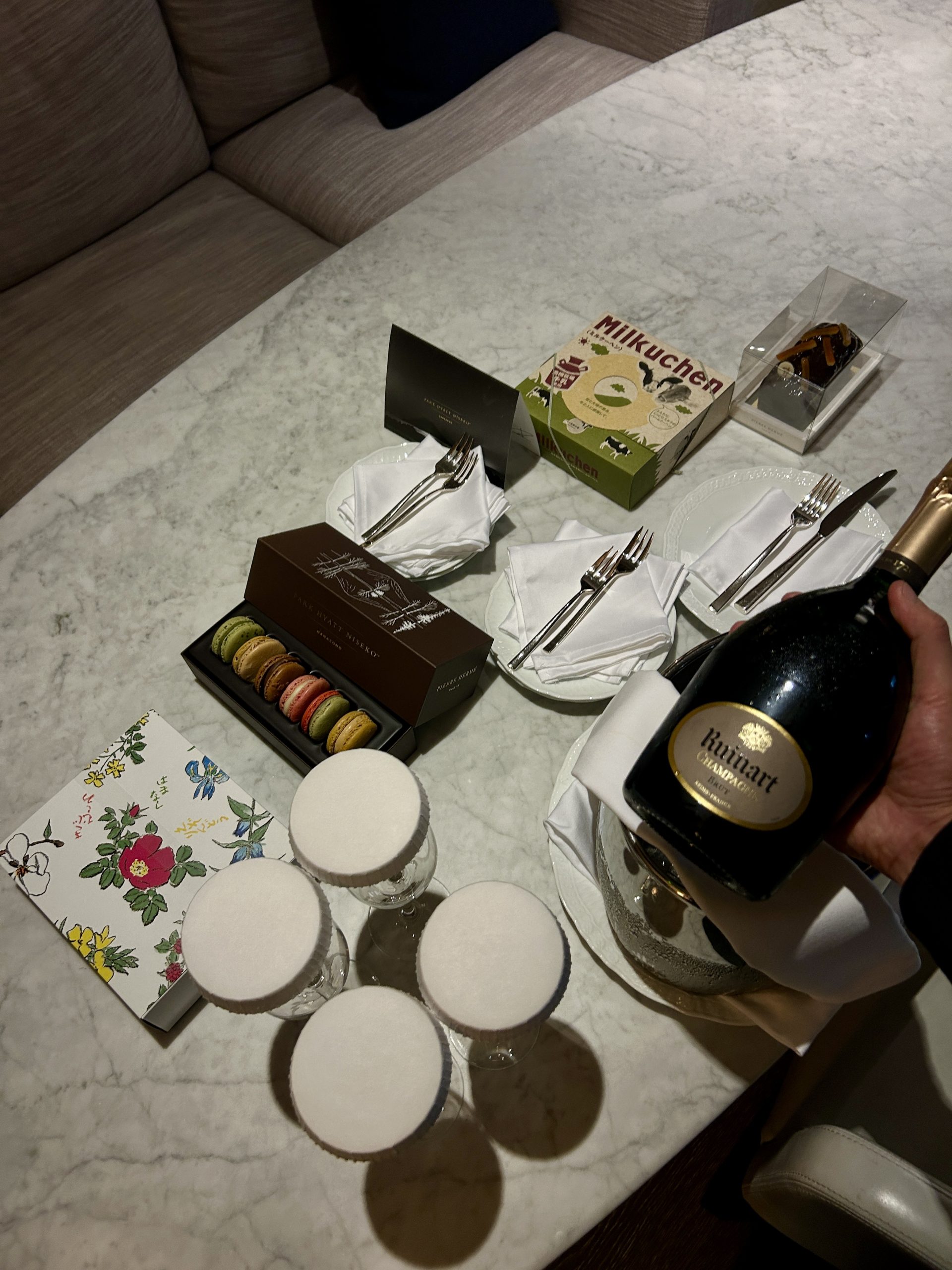 Surprise gifts from the hotel: champagne and local snacks
