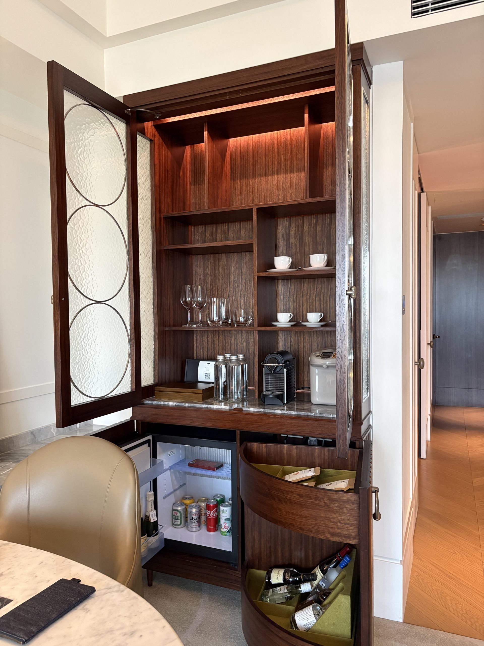Standing mini bar station