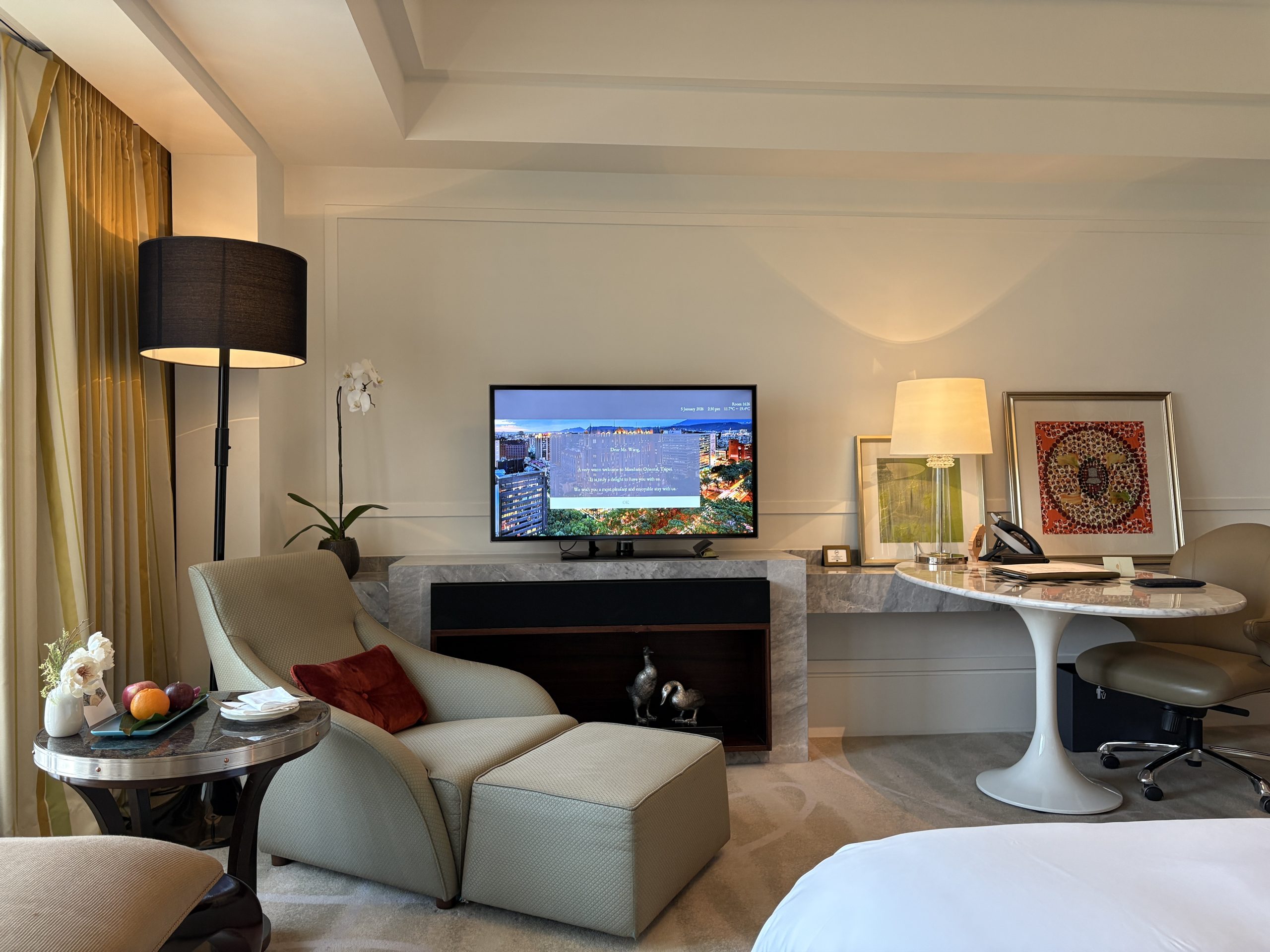 Spacious work station with lounging chairs