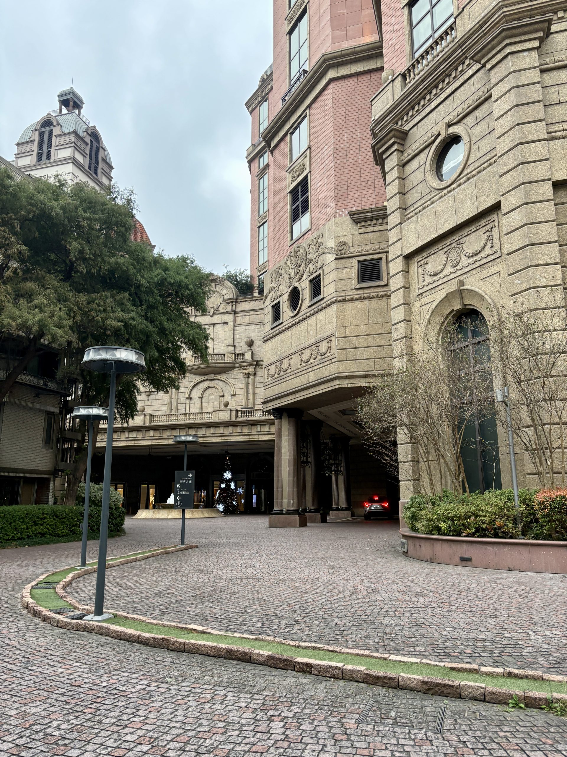 Driveway into the hotel