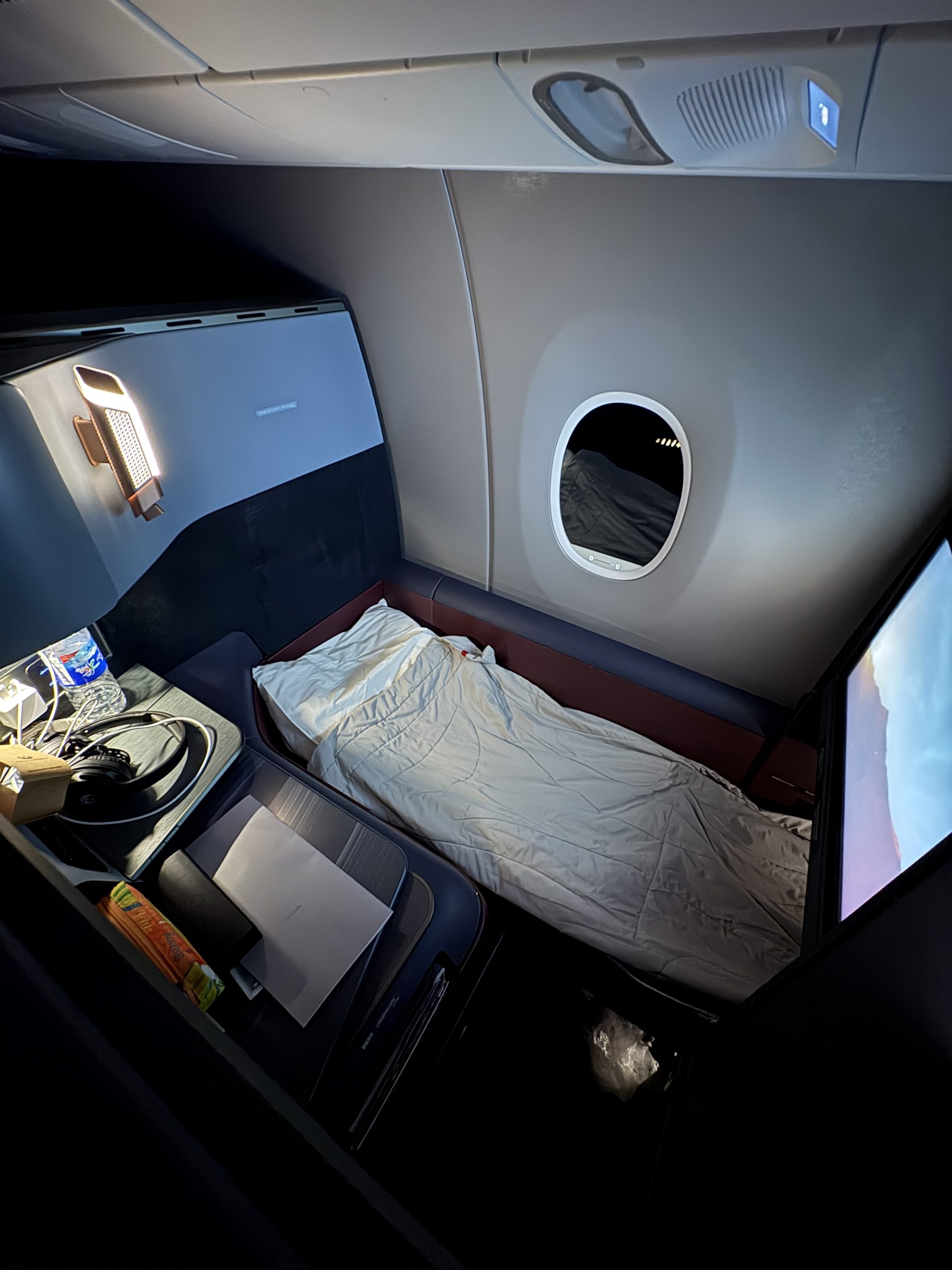 Fully lie-flat bed with comfortable beddings