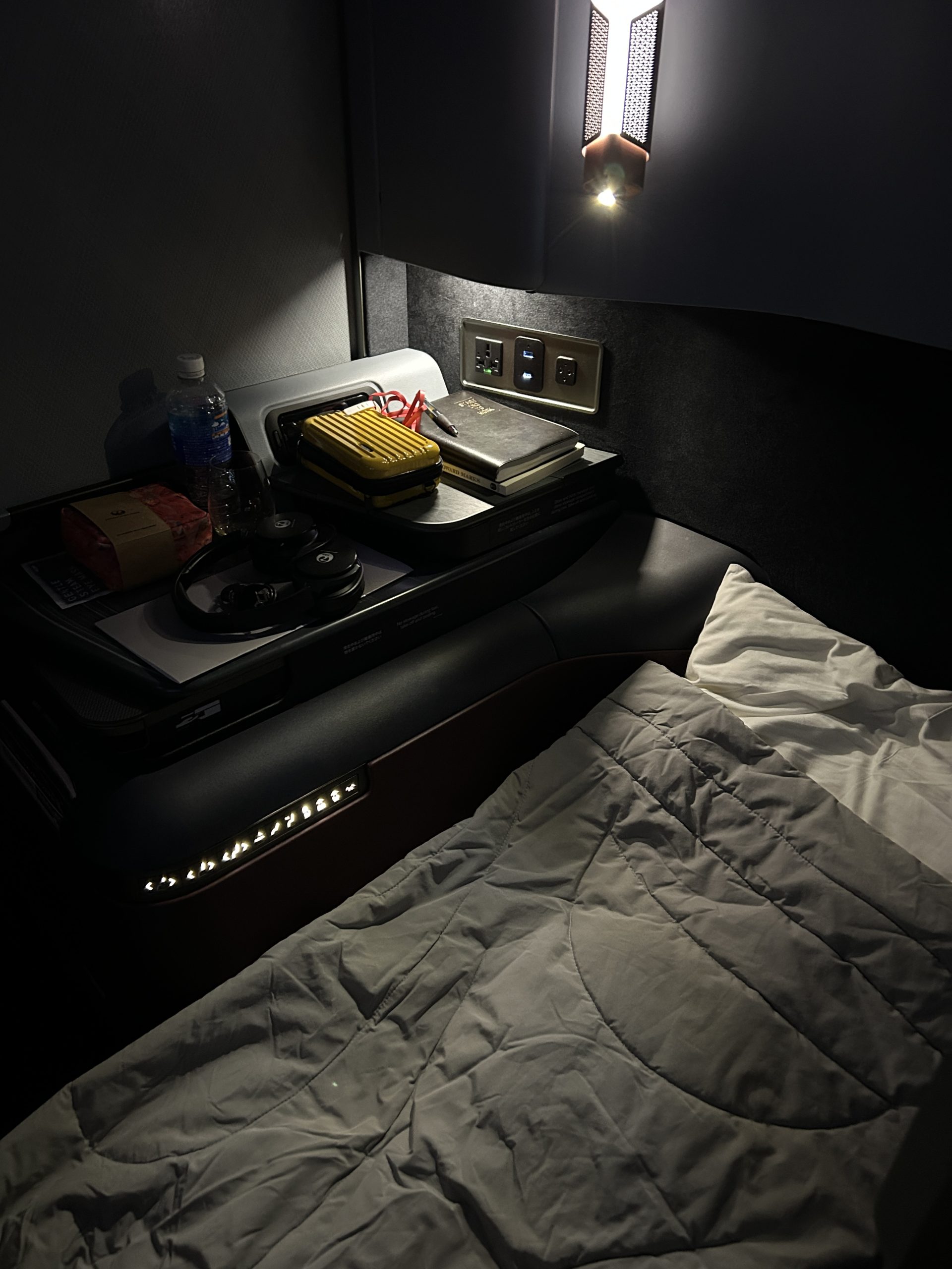 Fully lie-flat bed with comfortable beddings