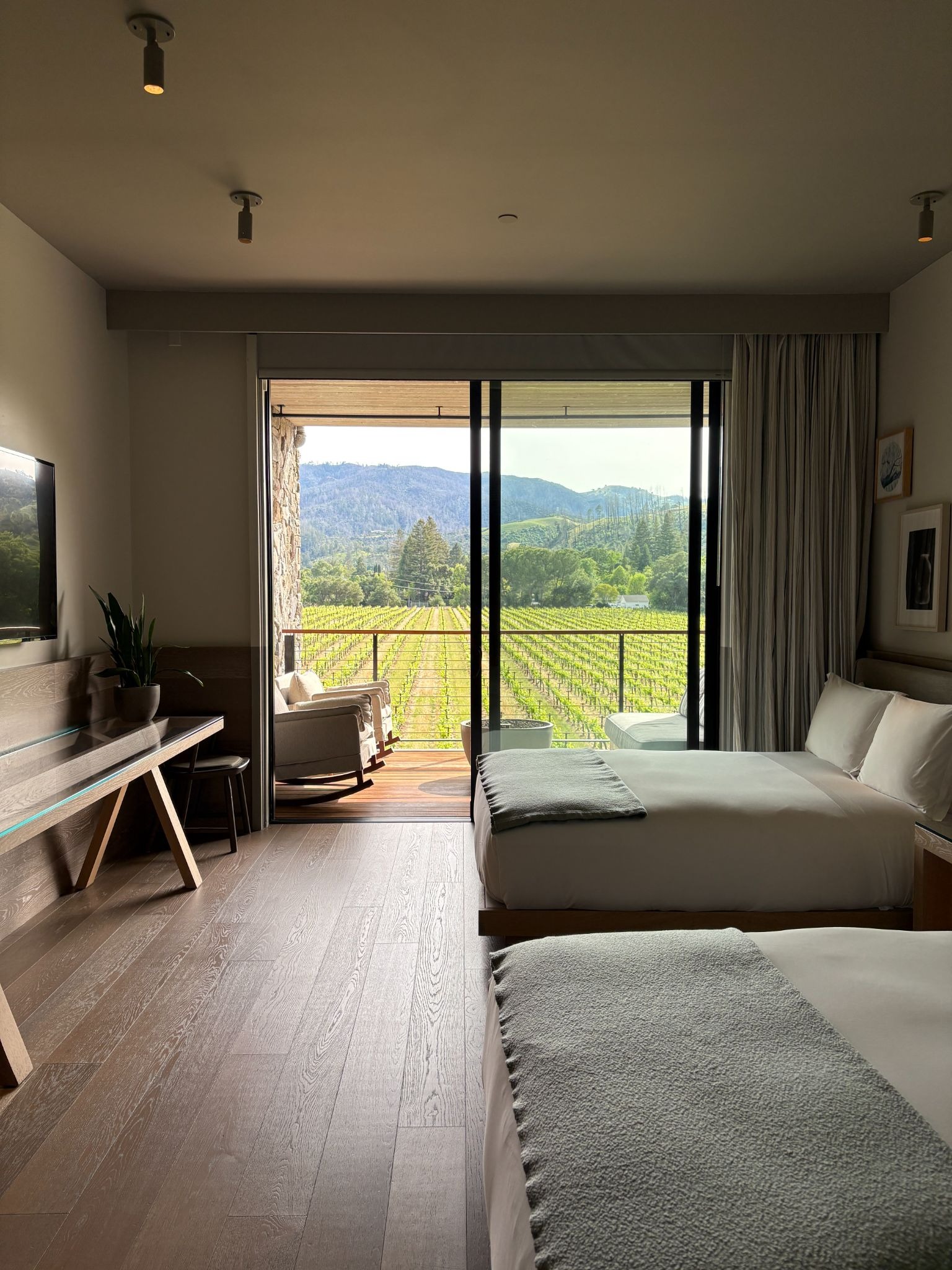 2 Queen beds room layout with the vineyard view