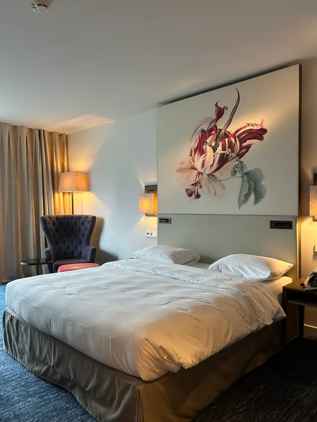 hotel room king bed
