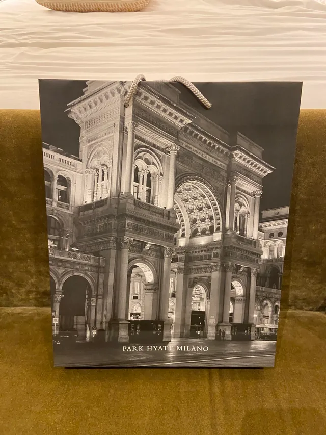 Shopping bag with water
