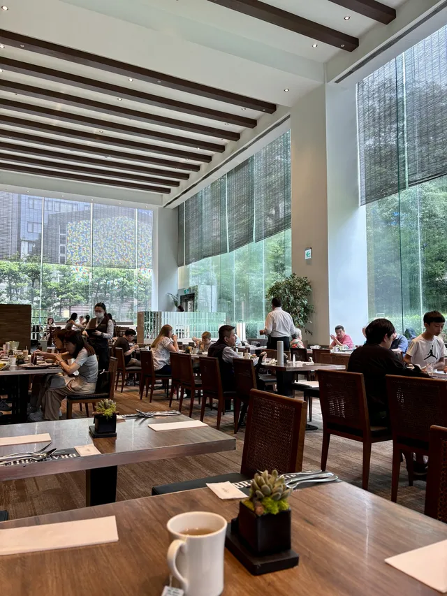 Large breakfast space with high ceiling