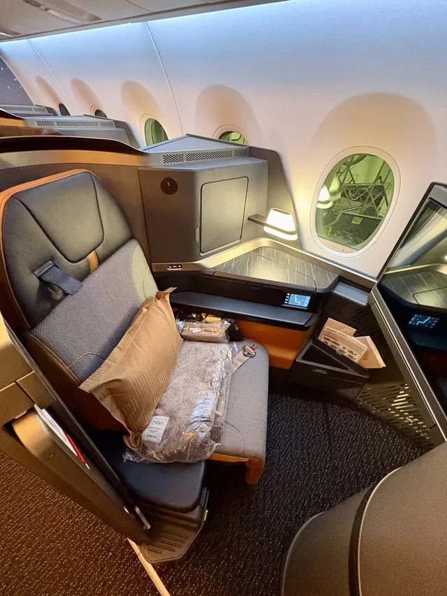 Starlux business class capsule seats