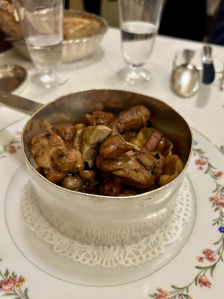 sauté fourmand de ris de veau, crêtes et rognons de coq, foie gras, jus truffé at benoit